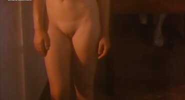 Se lesbica Lesbiana rusa acaricia su clítoris y mete un consolador en su vagina