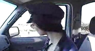 Chico se folla a dos jóvenes rubias que tienen sus coños debajo de la polla