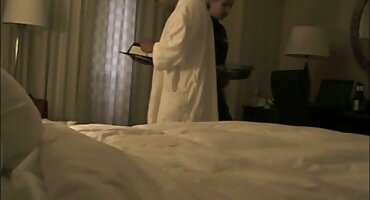 Chico bombeado se folla a una rubia en la garganta y luego con fuerza en el coño