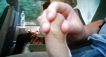 Hijastro cachondo se folla a mamá mientras duerme duro