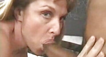 Madura mujer rusa en medias chupa chico joven