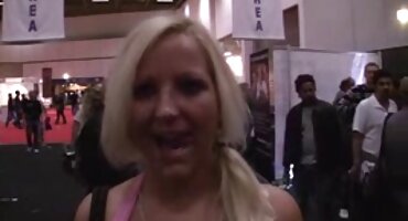 Chica joven follada por dos chicos en el coño, el culo y la boca