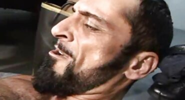 Rubia extiende su coño y muestra sus hermosos pechos