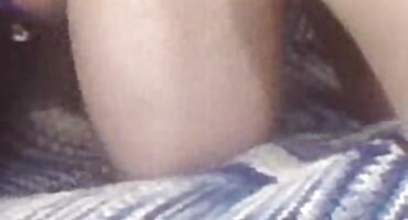 Jugando con el coño de una hermosa mujer tetona con cabello rubio