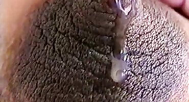 Mujer elegante le mostró grandes tetas a su hijo y lo sedujo para follar