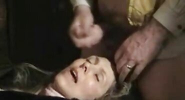 Jovencita felizmente entregada por el culo a su vecino experimentado