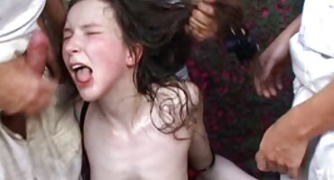 Dos chicos se fueron a casa y se llevaron a mamá a la ducha