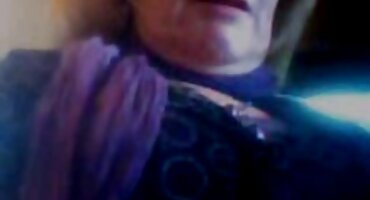 Chica con coño peludo se deleita en un vibrador