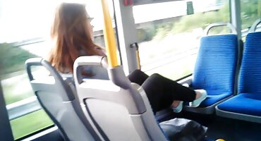 Chico se folla apasionadamente a una apetitosa mamá en casa