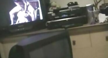 Morena tetona chupa el pene de un hombre y se corre en la cara