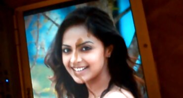 La chica se puso un strapon y se folló por el culo a su novia