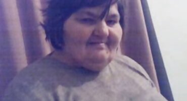 Mamá molesta a su hijo en su habitación y a él no le importa