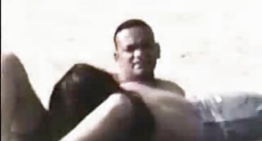 Hermosa y joven de 18 años desnuda en posición de perrito follada por un chico