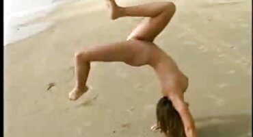 La niña desarrolló su ano y tomó una gran polla en él