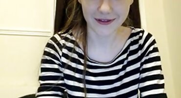 Hombre se folla a la belleza rusa anal y le da chupar