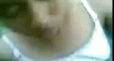 Sexo con una dama de grandes Tetas en el coño afeitado en casa en la cama