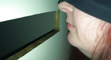 El guardia atrapó al ladrón y comenzó a follarla en la habitación del Guardia