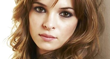 Rubia abre de piernas delante de un lindo gigoló