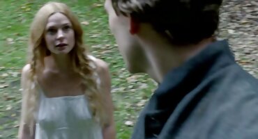 Joven tiene una rubia rusa en la boca y el culo, sin olvidar empujar y en el coño