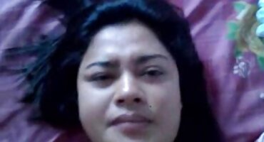 Hermosa chica con el pelo corto se folla a un chico en el coño