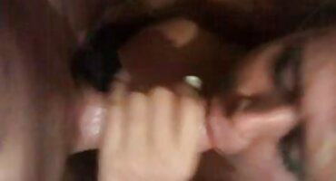 Milf doctor y jovencita follan a un paciente