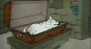 El chico probó el sexo suave con una morena ya madura y se drogó