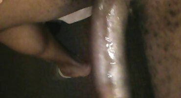 Linda morena chupa en el bosque y tiene sexo