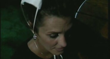 Sexo duro con una chica resistente en el sofá