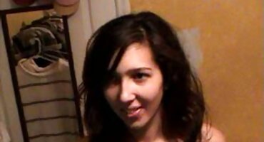 Chico desinhibido se folla hábilmente a chicas jóvenes con grandes tetas en la boca y el coño