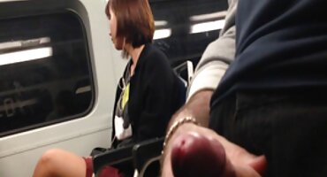 Flaca hermosa chica rusa le encanta dar en el culo mientras se viste con medias