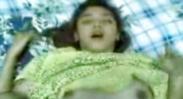 Chica guapa disfruta del fisting de su pareja