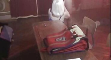 Amantes locos se follan suavemente en una cama espaciosa