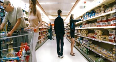 Chica se folla a un chico en el agujero anal y le da la boca