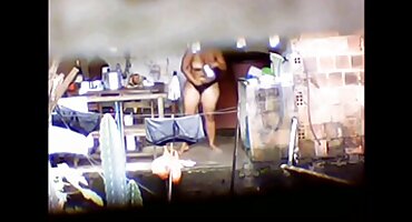 Mamá agradeció al amigo de su hijo con una cogida por ayudarla con los muebles