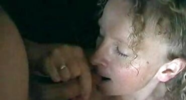 Mamá gorda se folla a un chico en el coño afeitado