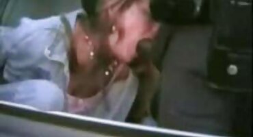 Morena desnuda en tanga acaricia su coño afeitado