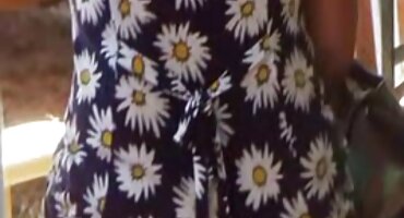 Chica joven es follada al aire libre y luego en el granero en todos los agujeros