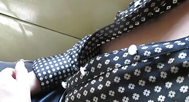 Chicos jóvenes dan boca y follan a la multitud de mamá rusa