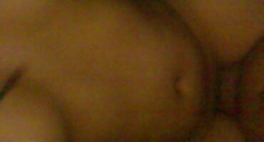 Chico joven follada morena madura en el vestíbulo