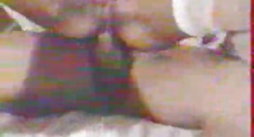 Milf rusa con grandes tetas llamó a los plomeros de la casa mientras la follaban