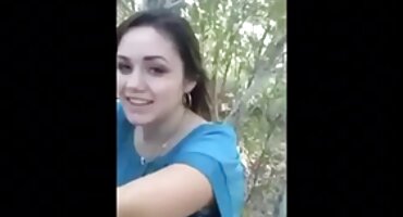 Un hombre hace una película sobre cómo le arrancó el culo a una chica con un pene después de una mamada