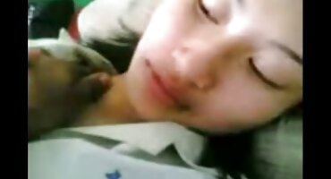 Chico ágil extendió a su amiga para tener sexo, corriéndose en su coño