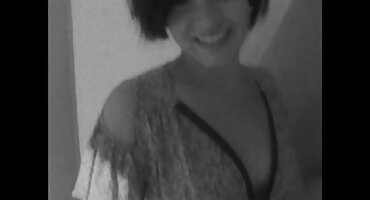 Chico feliz de follar a una perra rusa en la cama