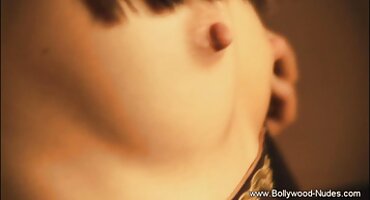 Ruso en medias negras intenta anal en la cama