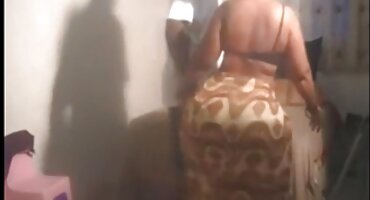 Pareja joven teniendo sexo, complaciéndose con diferentes juguetes