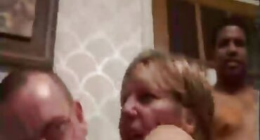 Jugosa mamá en pantimedias follada en la cama por un joven