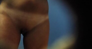 Chica rusa se folla a un chico y se excita con su marido, chupa la polla de otro