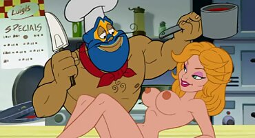 Saliendo a la naturaleza, una joven pareja folla en el bosque por el culo