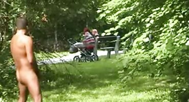 La esposa encantó a su marido con bailes y aquí, un hombre se folla a una chica rusa y se corre en su cara