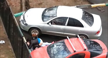 La joven no encontró a su amiga en casa y se folló a su abuelo